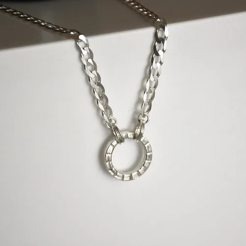 Miniatura 7 de Collar de gargantilla en plata 950 o chapado en oro con luna tallada a mano o dije circular, con diferentes cadenas y extensiones para ajustarlo