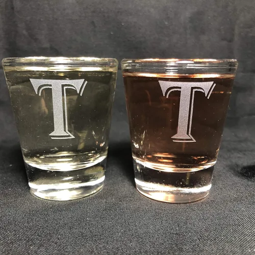 Miniatura 18 de Juego de 2 vasos de chupito con letras de monograma de 1.5 oz (B)