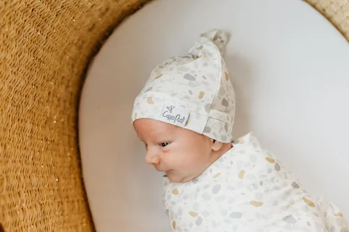 Miniatura 3 de Copper Pearl Gorro de bebé con nudo superior elástico suave Arlo
