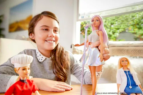 Miniatura 2 de Barbie Careers Muñeca a la moda y accesorio, estrella pop con pelo rosa y ojos marrones, con falda iridiscente, con micrófono