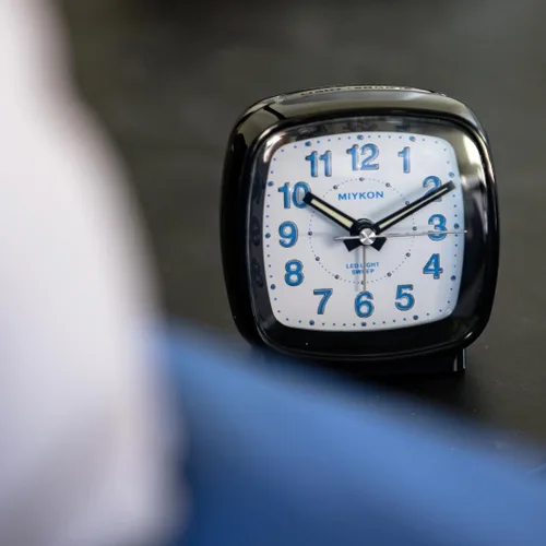 Miniatura 2 de Miykon Reloj despertador analógico cuadrado pequeño – Silencioso sin tictac, funciona con pilas con luz LED y repetición – Escritorio, mesa, viaje