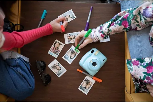 Miniatura 7 de Fujifilm Cámara de película instantánea Instax Mini 11 con exposición automática y flash, lente Fujinon de 2.362 in con espejo selfie, visor óptico