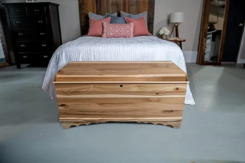 Miniatura 2 de Rustic Red Door Co. Cofre de Cedro Hope de 42 pulgadas con parte superior de cascada, pecho hecho en Amish con bisagras antideslizantes y cerradura