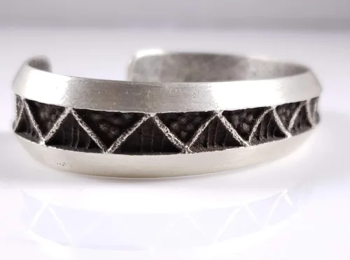 Miniatura 7 de Pulsera Navajo de plata de ley hecha a mano con diseño de Tufa Cast Stacker Firmado por Monty Claw