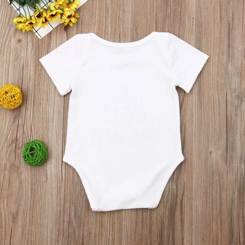 Miniatura 32 de Pañalero para bebé recién nacido, con frase en inglés “Got my mind on my momy”, color gris y blanco, talla 0-18M