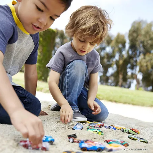 Miniatura 3 de Hot Wheels Juego de 10 camiones y autos de juguete a escala 1:64 para niños y coleccionistas, los estilos pueden variar [Exclusivo de Amazon]