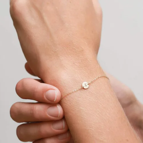 Miniatura 5 de Pulsera de acero inoxidable chapada en oro de 18 quilates, pulsera personalizada con dije de letra, pequeño disco delicado con monograma, pulsera