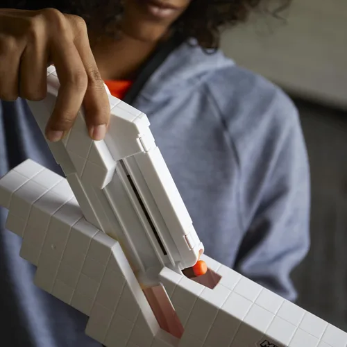 Miniatura 5 de Nerf Minecraft Sabrewing Arco Lanzador Motorizado, 8 Dardos Elite, Clip de 8 Dardos, Lanzadores de Espuma de Juguete Eléctricos Totalmente