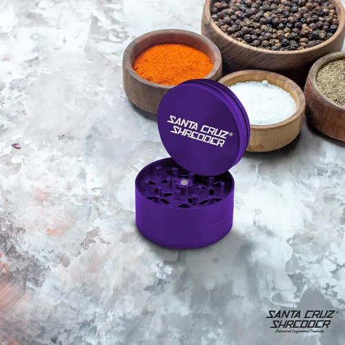 Miniatura 5 de Santa Cruz Shredder Molinillo de hierbas de metal con parte superior moleteada para un agarre más fuerte, 3 piezas, grande de 2.7 pulgadas (morado)