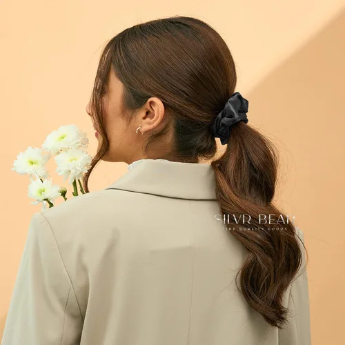 Miniatura 6 de Silvr Bear Paquete de 6 coleteros de satén de lujo, color negro, suaves, grandes para mujeres y niñas, bandas para el cabello grueso y rizado