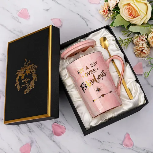 Miniatura 6 de Divertidos regalos de cumpleaños para mujeres, taza de café de 14 onzas con texto en inglés "Not a Day Over Fabulous" impresa con oro, ideas de Rosa
