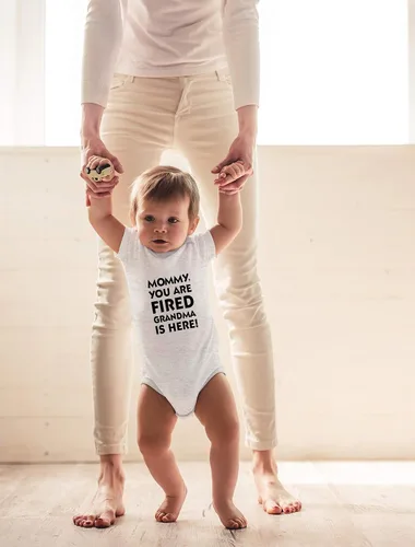 Miniatura 3 de CBTwear Mommy You Are Fired, Grandma Is Here - Ropa de bebé - Divertido traje de bebé para recién nacido para niños y niñas