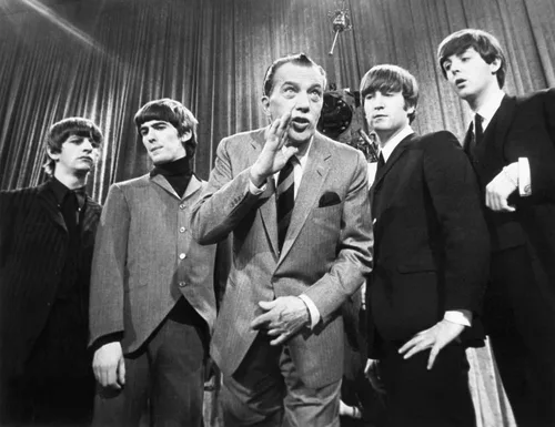 Beatles y Ed SullivanNthe Beatles fotografiados en el set del show de Ed Sullivan el 9 de febrero de 1964 desde la izquierda George Harrison Ringo