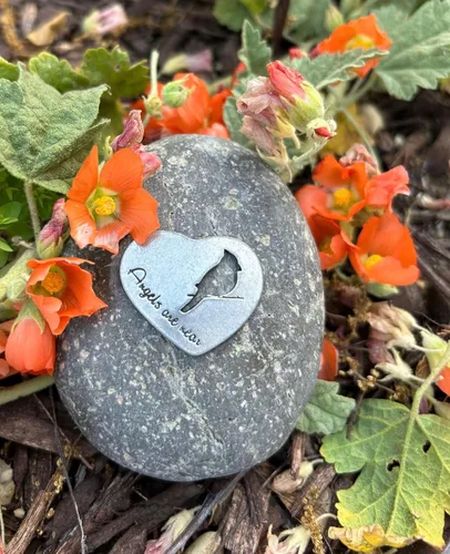Miniatura 4 de Regalo de recuerdo de condolencias – Los ángeles están cerca – Placa de peltre sobre una piedra de río – Bonita adición a un jardín conmemorativo
