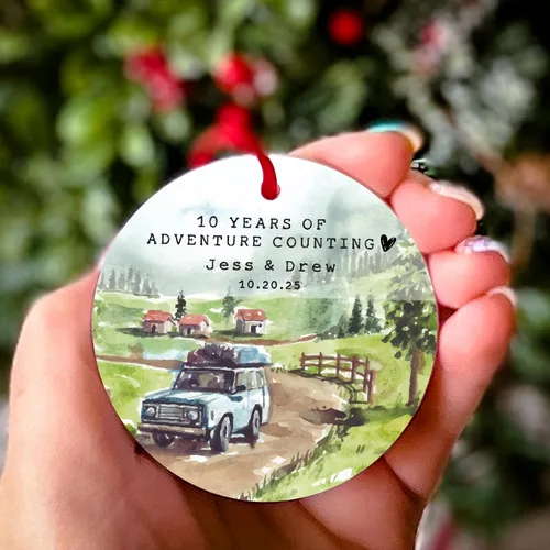 Miniatura 2 de Yippee Daisy Adorno de campamento personalizado – 10º aniversario para él y ella – 10 años casados juntos – Adorno de Navidad para parejas – 2025