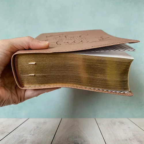 Miniatura 6 de CSB, She Reads Truth Bible, oro rosa, letras y grabadas a mano, grabado con nombre personalizado, regalo personalizado para cumpleaños, graduación