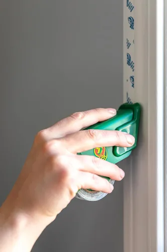 Miniatura 4 de Duck Brand Cinta para kit de ventana con dispensador recargable, cinta de doble cara con fuerte adhesión para uso con cinta de aislamiento