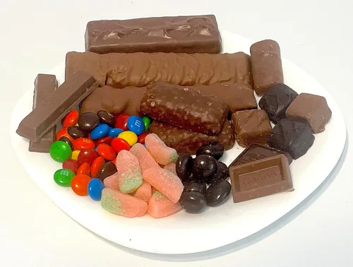 Miniatura 9 de Cesta de regalo de calabaza de Halloween con chocolates, dulces y aperitivos de primera calidad. Regalo para niños, familias y clientes