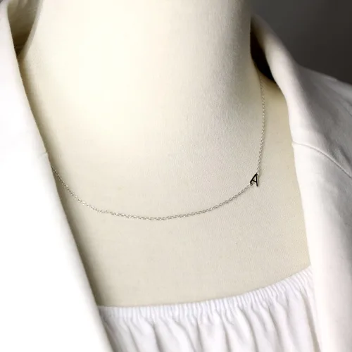 Miniatura 2 de Collar con inicial pequeña en el costado de plata fina