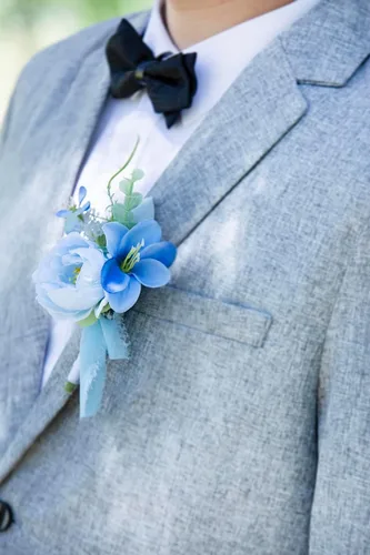 Miniatura 6 de Ansofi Juego de ramillete de peonía y boutonniere azul claro, pulseras de ramillete de flores artificiales para graduación, pulsera de ramillete