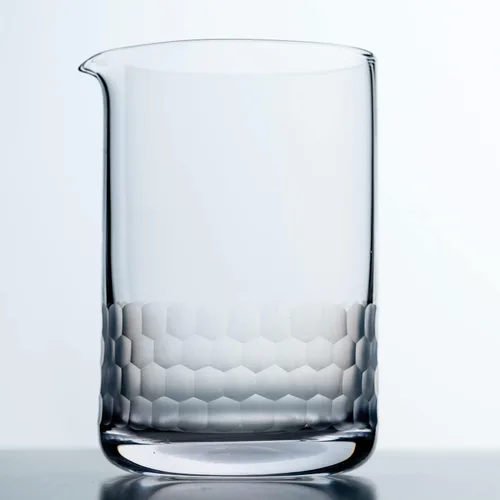The Hive - Vaso mezclador de cóctel - Jarra mezcladora de barra martillada de panal - Sin costuras y hecha a mano de cristal de cristal, 18.6 fl oz