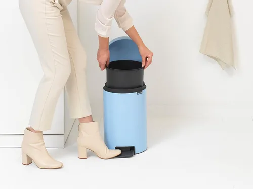 Miniatura 6 de Brabantia NewIcon - Cubo de basura con pedal de cierre suave para cocina, con cubo extraíble, 3.2 galones, azul soñado Azul (Dreamy Blue)