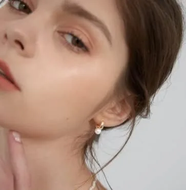 Miniatura 8 de VENOCO Pendientes de perlas delicadas para mujer, aretes de perlas barrocas de oro, aretes de aro de perlas elegantes de plata para novia