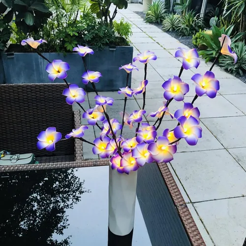 Miniatura 5 de Paquete de 2 ramas de flores artificiales de plumeria, ramo de berenjenas ligeras falsas de Frangipani para decoración romántica del hogar (morado)
