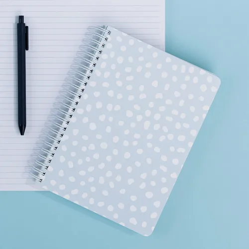 Miniatura 4 de Steel Mill & Co - Cuaderno pequeño en espiral, diario de 8.25 x 6.25 pulgadas con tapa dura duradera y 160 páginas forradas, puntos azules claros