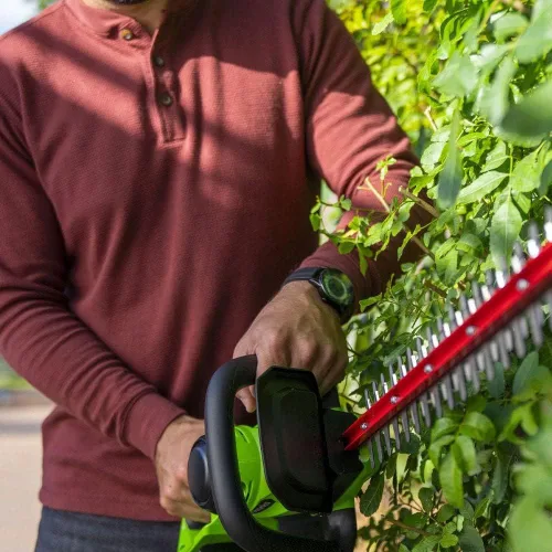 Miniatura 4 de Greenworks Cortasetos de corte láser inalámbrico de 24 V y 22 pulgadas, batería USB de 4.0 Ah y cargador incluidos