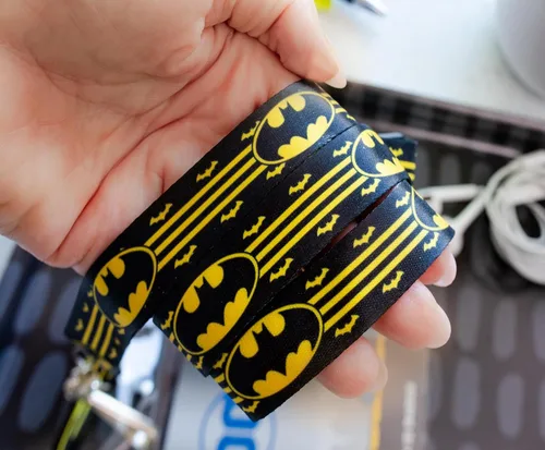 Miniatura 4 de Silver Buffalo DC Comics Batman Wrap-Around Logo Lanyard con soporte para insignia y dije