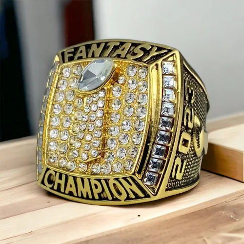 Miniatura 4 de Legacy Rings Anillo Fantasy Football Championship 2023 Acabado dorado con soporte transparente Talla 10 y 11