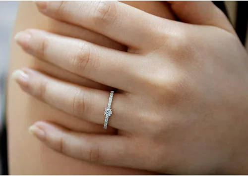 Miniatura 2 de Kobelli Anillo de diamante pequeño bajo en oro blanco de 14 quilates