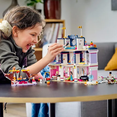 Miniatura 3 de LEGO Friends Heartlake City Grand Hotel 41684 – Kit de construcción; incluye mini muñecas de Emma, Stephanie, River y Amelia, 2021 (1,308 piezas)