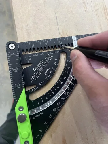 Miniatura 7 de Britton Square 7"-Negro/Verde Escuadra de Aluminio para Vigas - Escuadra de Vigas con Nivel, Innovadoras Herramientas de Carpintería y Estructuración