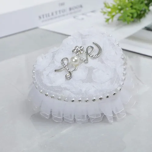 Miniatura 2 de Caja de soporte para anillo de boda en forma de corazón, almohada romántica para portador de anillo de encaje blanco, cojín romántico de perlas