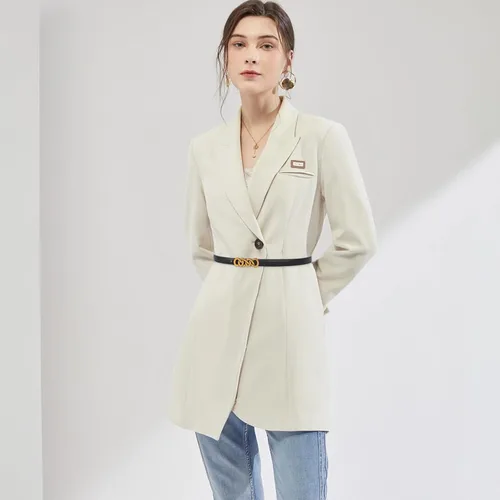 Miniatura 116 de Cinturón de cuero clásico con hebilla de metal para mujer con vestido de jeans