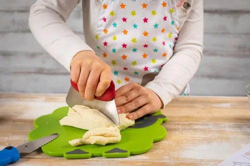 Miniatura 3 de Kuhn Rikon Kinderkitchen - Cuchillo Mezzaluna para niños con protector de cuchilla, gato, 5.2 x 3.3 x 0.7 pulgadas, rojo, herramientas de corte