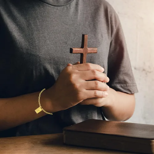 Miniatura 7 de Needzo Pulsera con dije de escapulario de Nuestra Señora del Monte Carmelo y San Simón en tono dorado, joyería de moda religiosa devocional, regalos