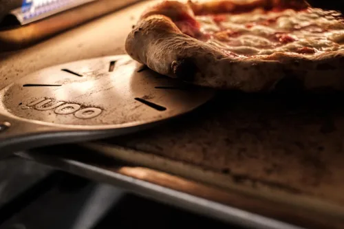 Miniatura 3 de ooni Pala Giratoria para Pizza - Pala para Pizza Perforada de Aluminio de 7 Pulgadas, Volteador de Pizza de Metal Ligero con Mango Largo