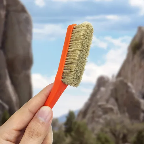 Miniatura 4 de TWO STONES Cepillo de escalada y boulder con cerdas naturales firmes de pelo de jabalí y mango duradero, cepillo de tiza para escalada diseñado