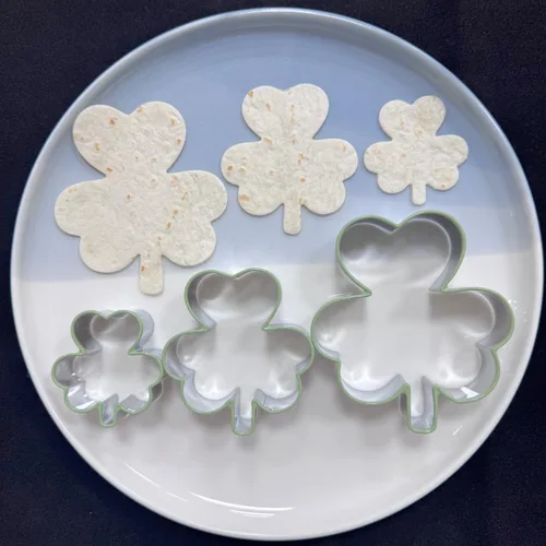 Miniatura 6 de LUBTOSMN Juego de 3 cortadores de galletas de trébol, 3 piezas, 3.5 pulgadas, 2.8 pulgadas, 2 pulgadas, con borde protector de silicona, moldes