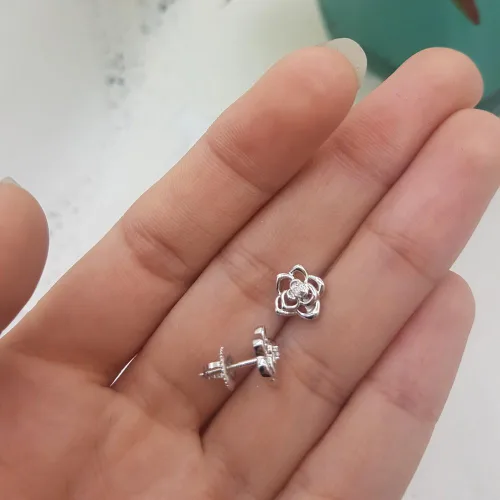Miniatura 4 de Dazzlingrock Collection Pendientes de tuerca con forma de flor de oro de 14 quilates de 0,02 quilates (quilates)