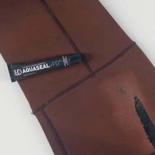 Miniatura 4 de GEAR AID Aquaseal FD Adhesivo de reparación flexible y duradero para fijar desgarros y agujeros en vadeadores, trajes de neopreno, inflables de PVC