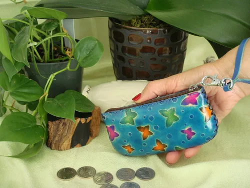 Miniatura 4 de Bolso cambiador de muñeca de cuero genuino, patrón de peces de océano profundo, base azul cielo, Azul