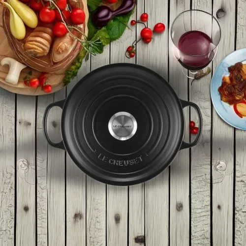 Miniatura 7 de Le Creuset Horno Sauteuse Signature de hierro fundido esmaltado, 3.5 cuartos, Regaliz