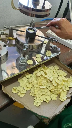 Miniatura 7 de Girasoles hechos a mano, flores de papel de morera, 1.25 x 1.25 pulgadas, amarillo con centro marrón, 50 piezas, lo mejor para álbumes de recortes