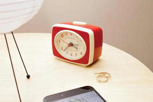 Miniatura 6 de Kikkerland Pequeño reloj despertador analógico retro clásico estilo vintage, movimiento de cuarzo, agujas que brillan en la oscuridad
