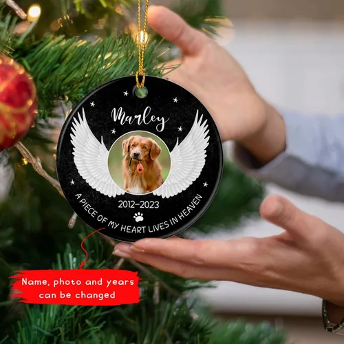 Miniatura 3 de Marco de fotos conmemorativo personalizado para mascotas, adorno de Navidad 2025, Un pedazo de mi corazón vive en el cielo, adorno de cerámica