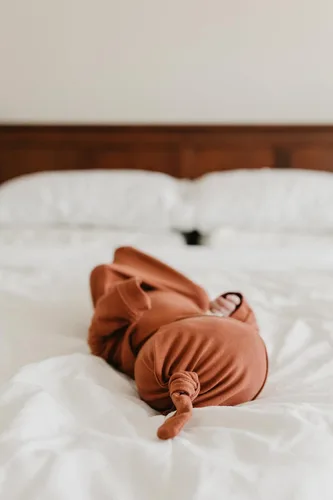 Miniatura 3 de Copper Pearl Gorro de bebé con nudo superior elástico suave Moab